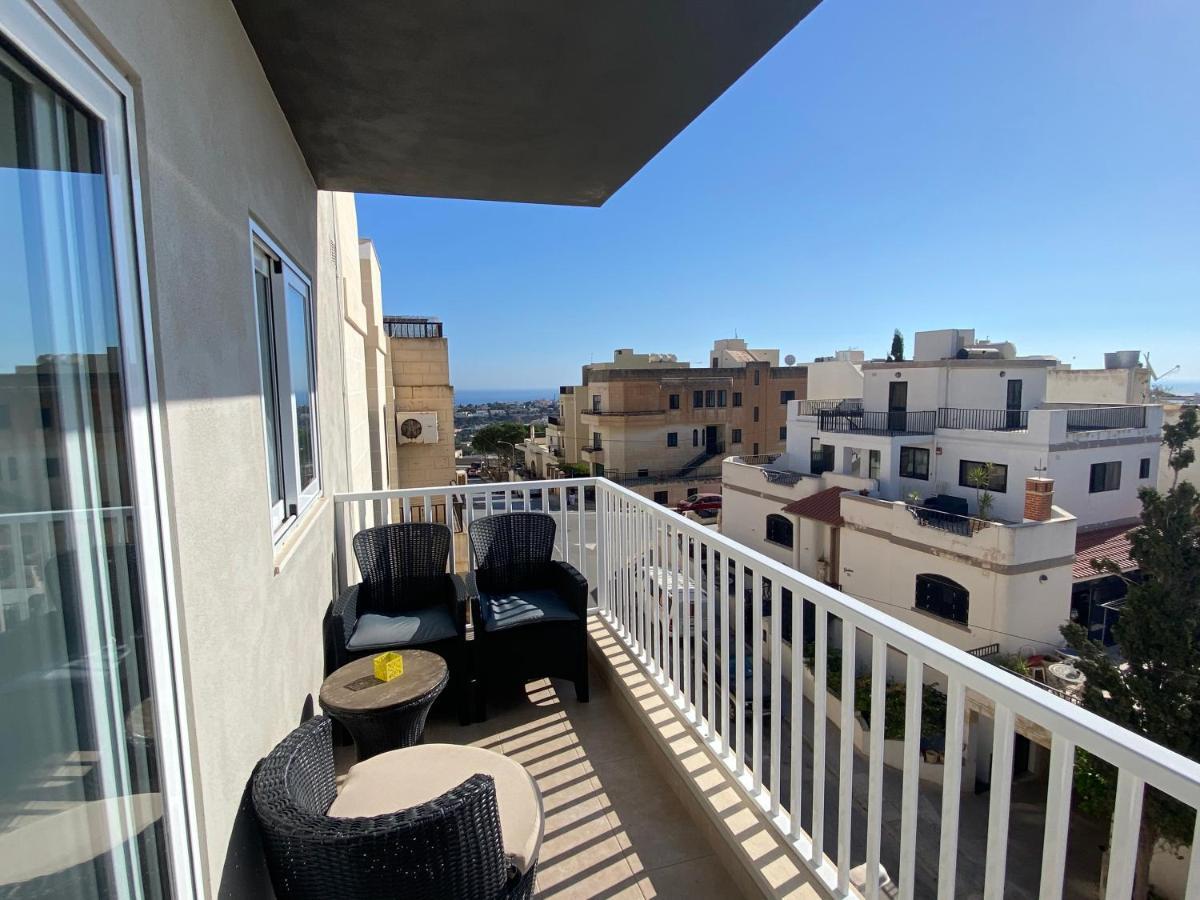 Sunshine - Modern Three Bedroom - No 2 Apartment *