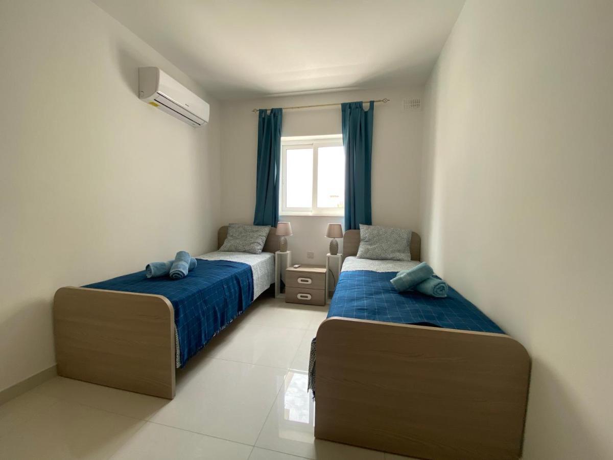 Sunshine - Modern Three Bedroom - No 2 *